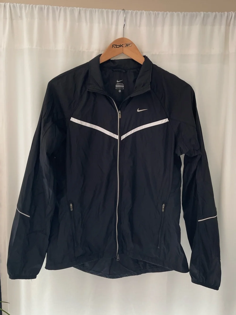 Nike lightweight windbreaker jacket black reflective women’s M medium full zip