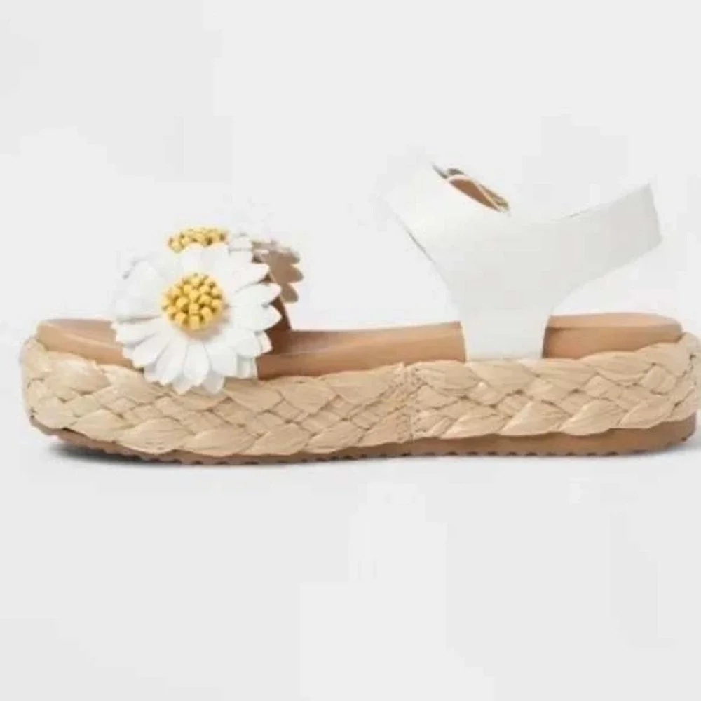 Big Girl Platform Sandals by Art Class‎ Makayla Daisy White Size 5 New With Tags