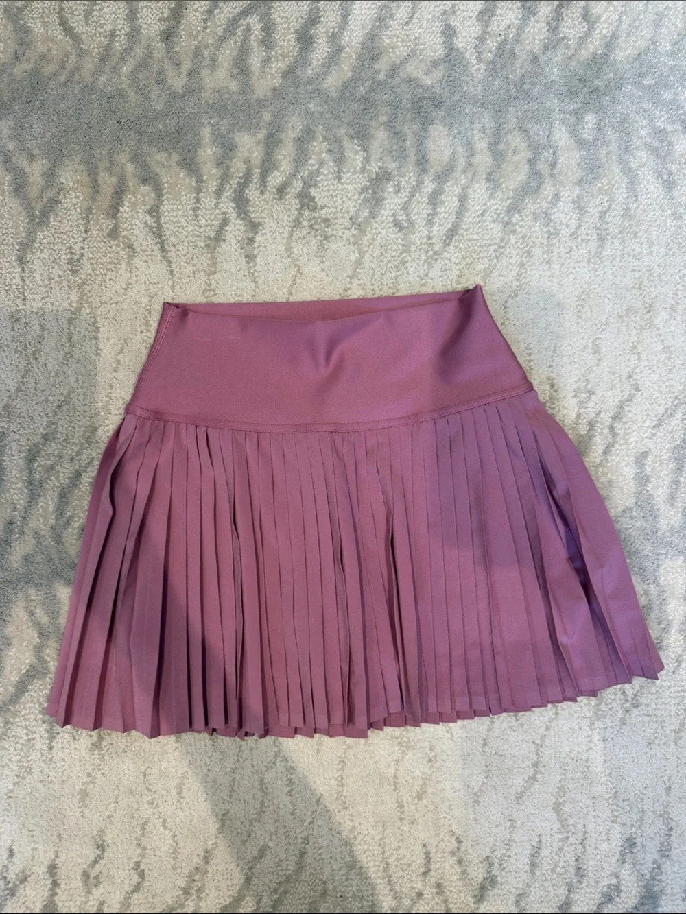 ALO Yoga flattering pleated