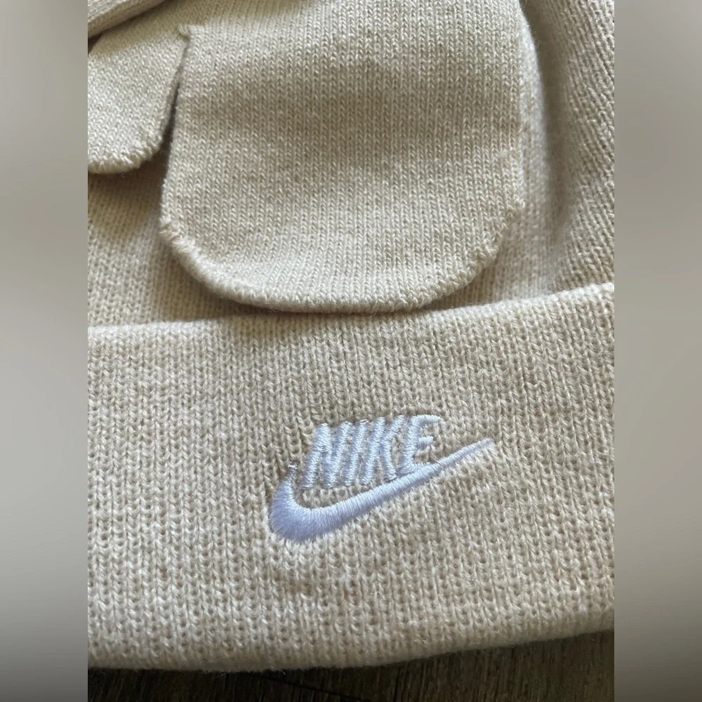 Nike Toddler Size 2T-4T Hat and Mittens 2 Piece Set Sanddrift Winter Fall NWT