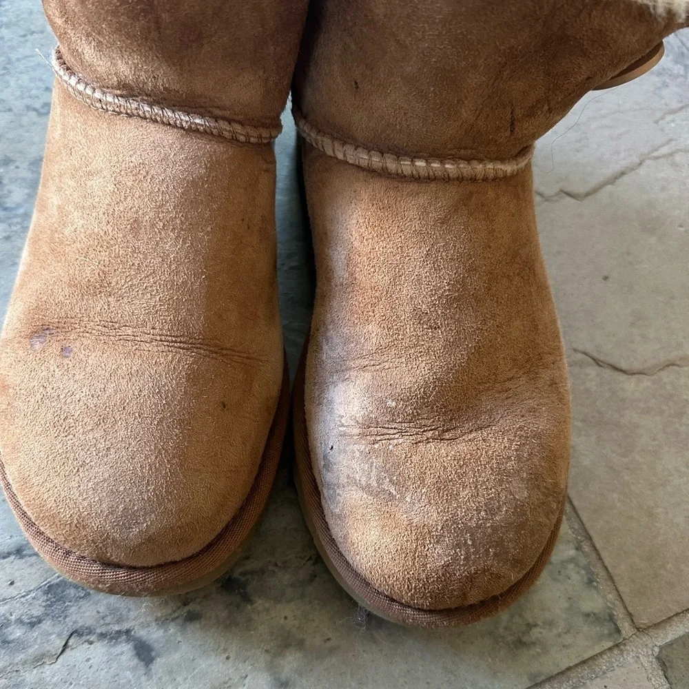 UGG Mini Bailey Button II Chestnut Sheepskin Boots Women’s 6
