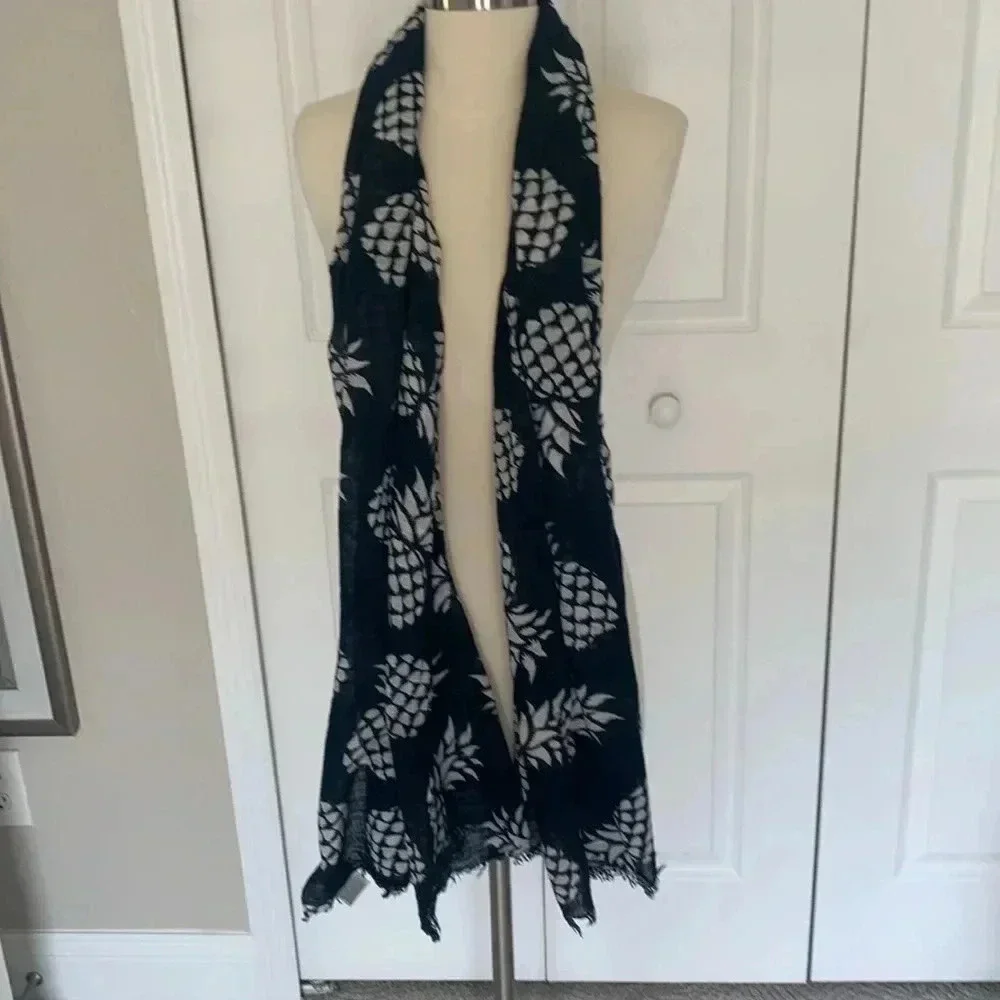 Gap Navy and white pineapple print scarf