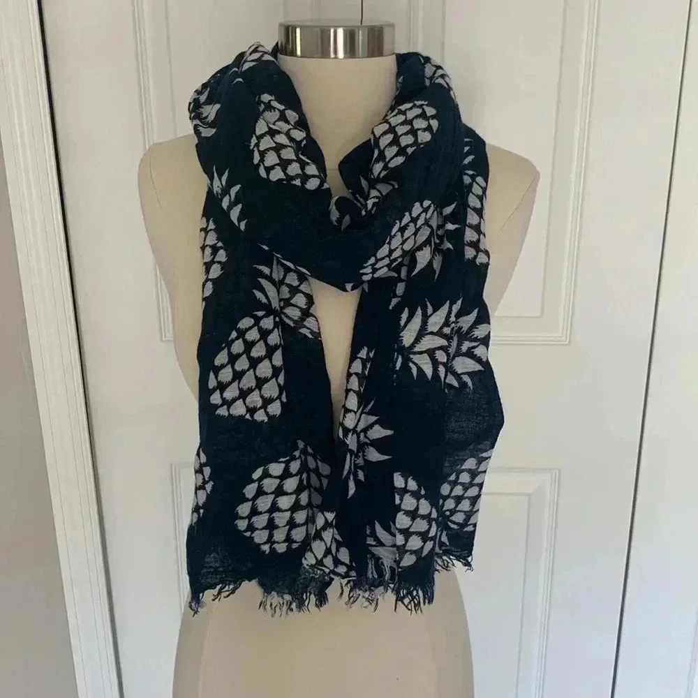 Gap Navy and white pineapple print scarf