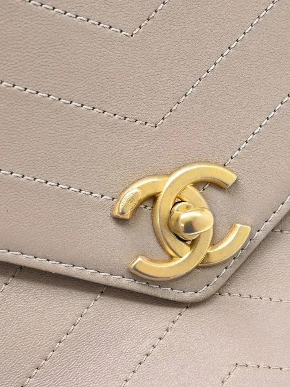 CHANEL outside 	ab