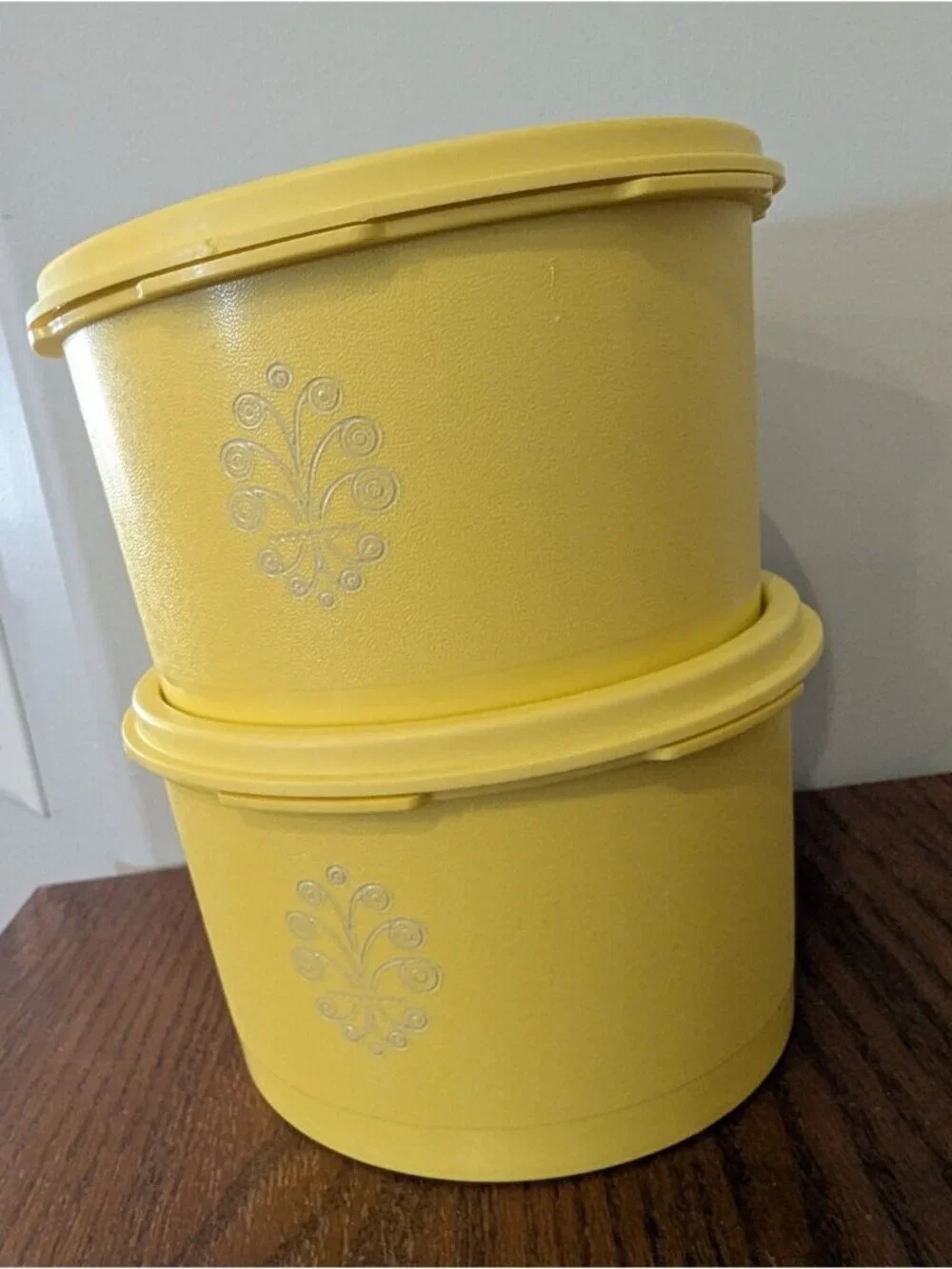 Tupperware vintage daffodil