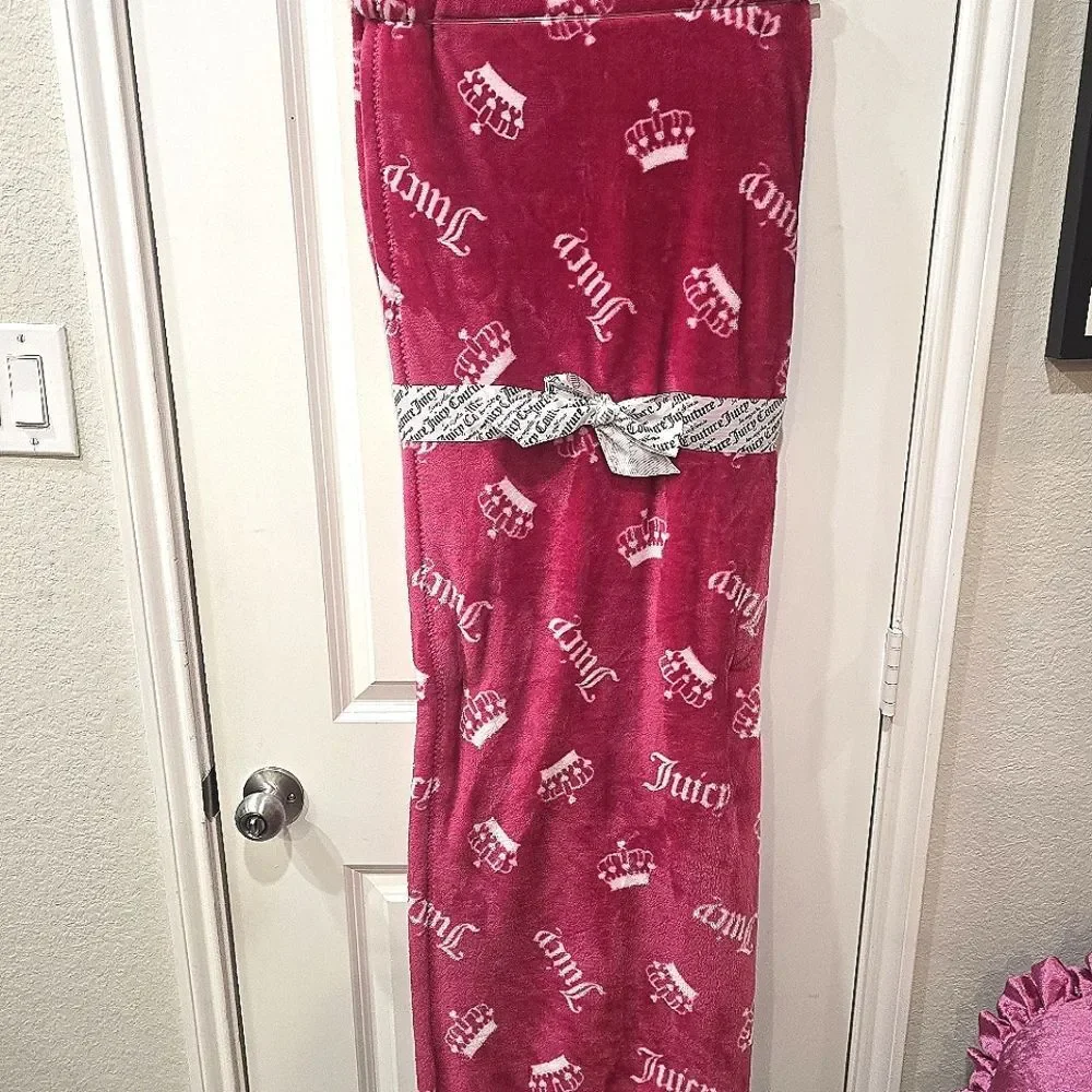 Juicy Couture Home Signature Juicy Crown Logo Pkush Printed‎ Twin Blanket