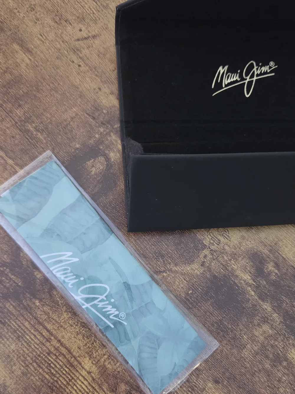 Maui Jim Black Sunglasses Case with Light Blue Lens Cloth