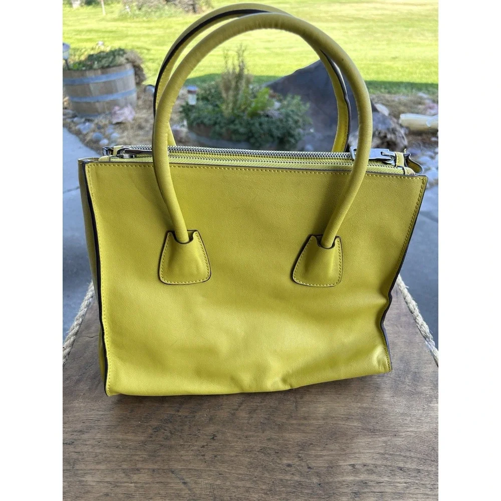 Prada vitello daino