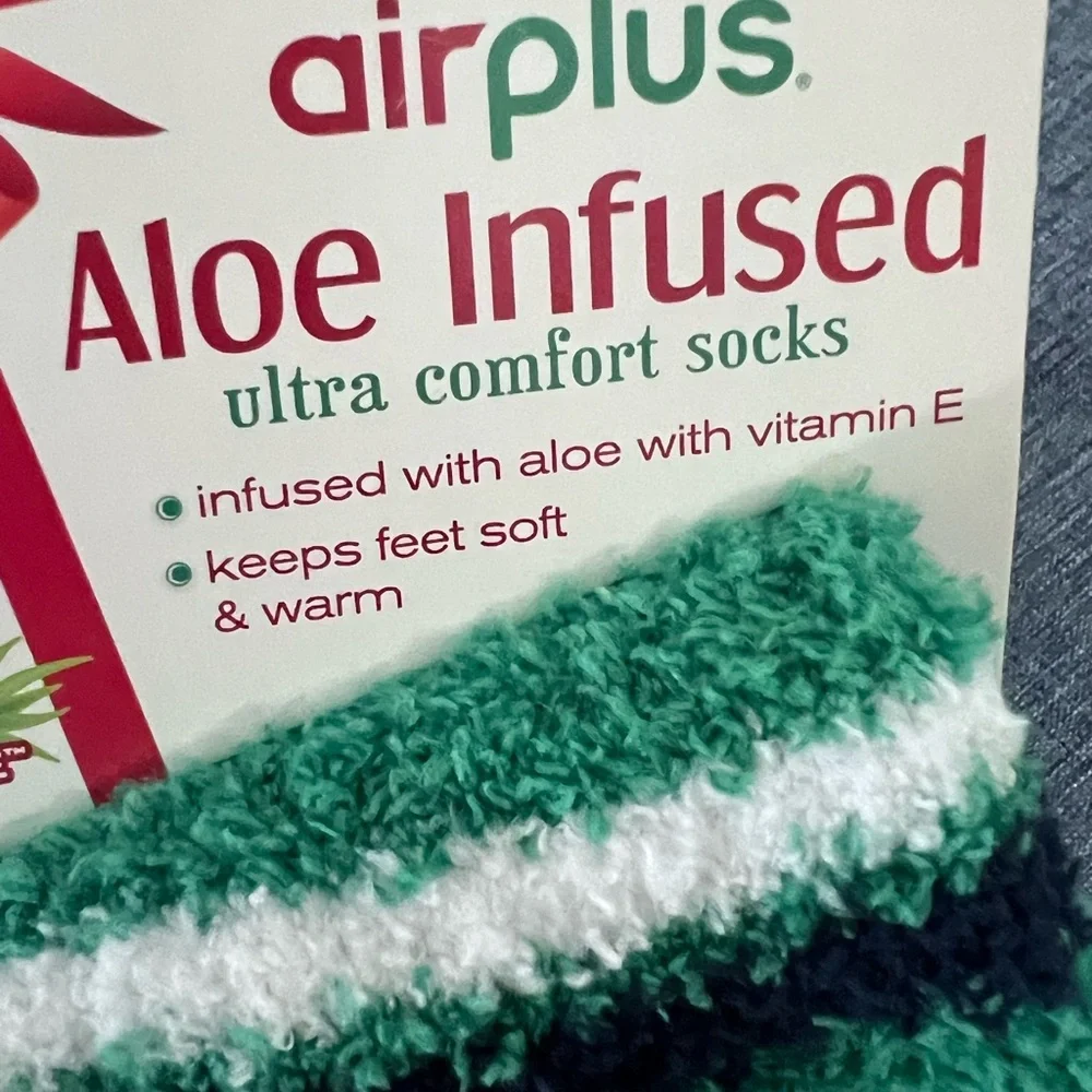 ALOE INFUSED Socks NWT Green & White ComfY & Cozy. Ready for Gifting!