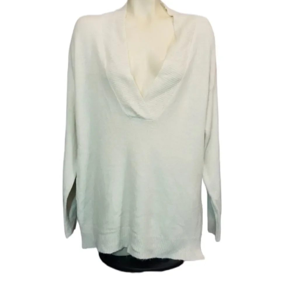 ‎RDI Cream V-Neck Sweater Size Medium