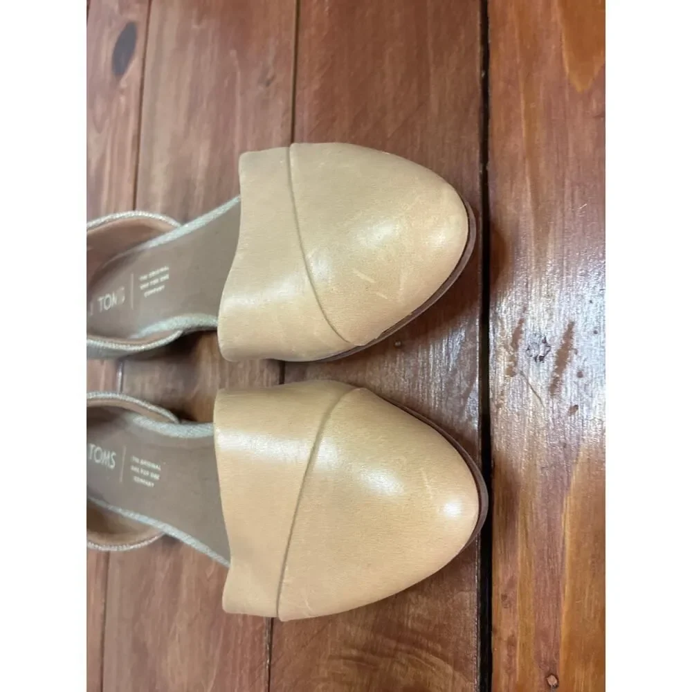 Toms featuring premium