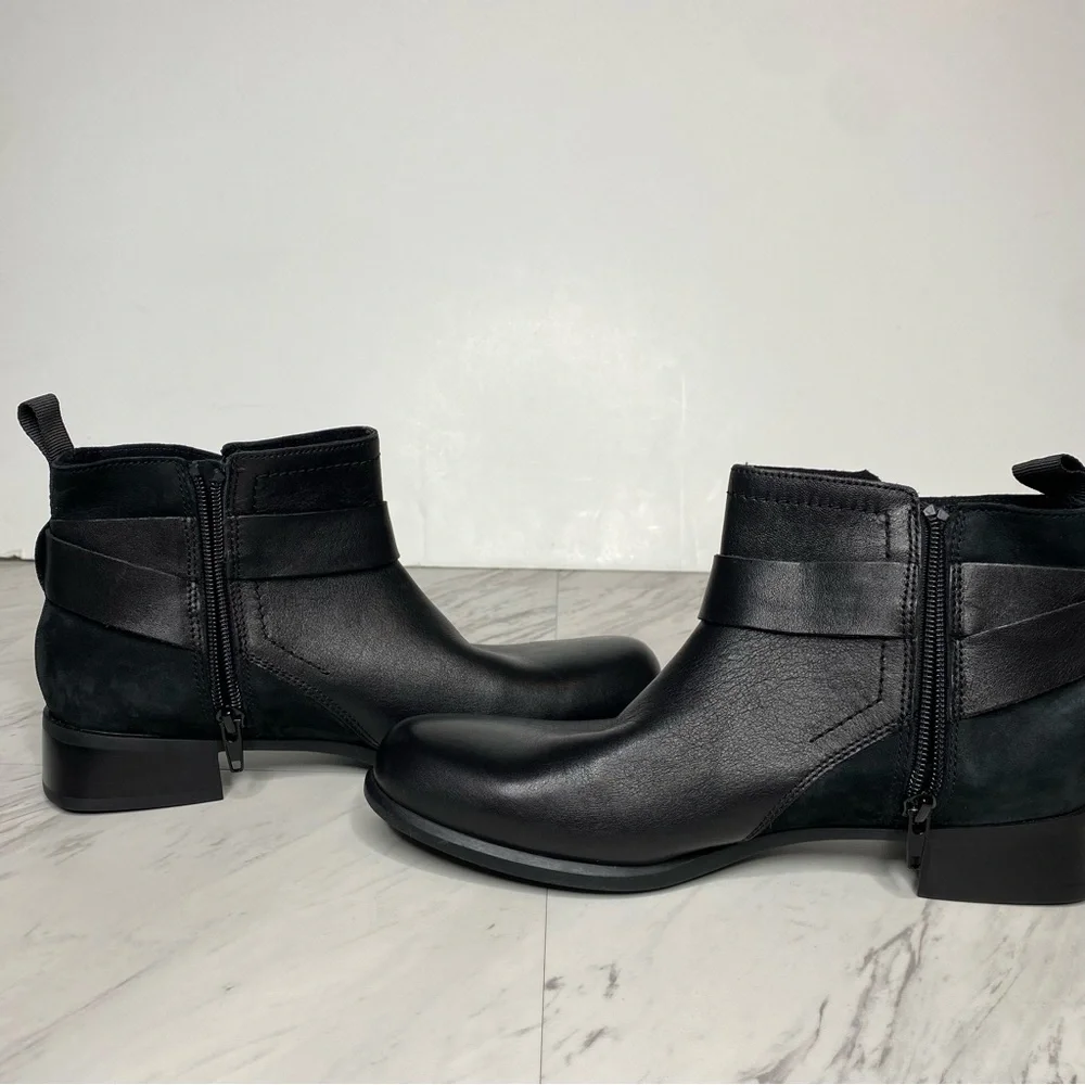 Munro black leather