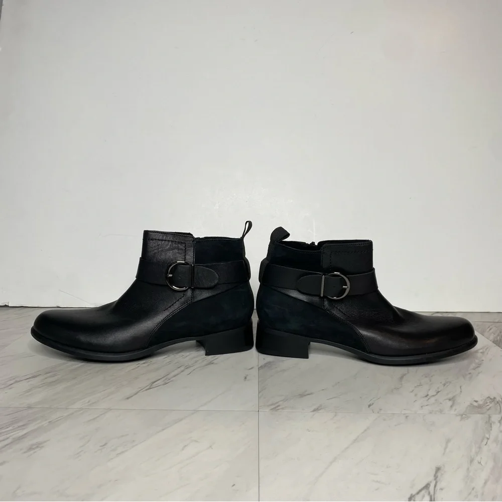 Munro black leather