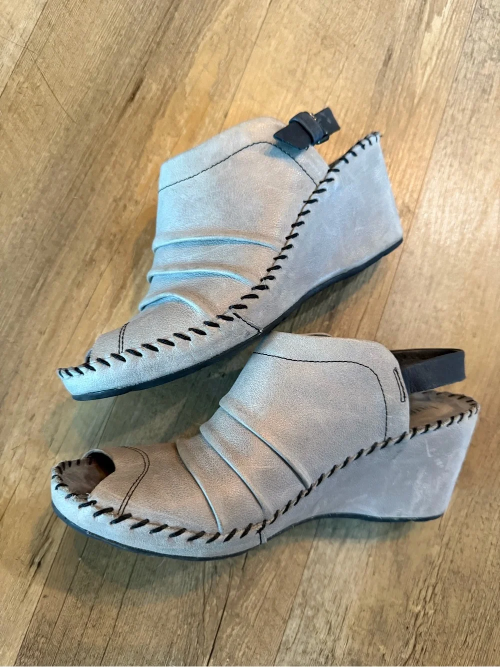 Bussola leather wedges