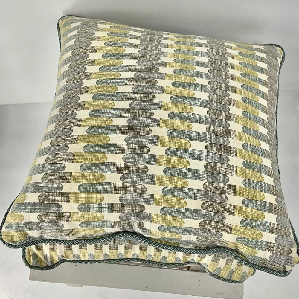rooms to go stylish throw
