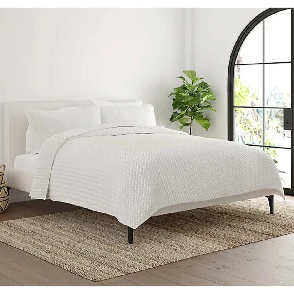 Set of 2 Home Collection Herring Twin /‎ Twin XL Quilt Set in White, (NEW)