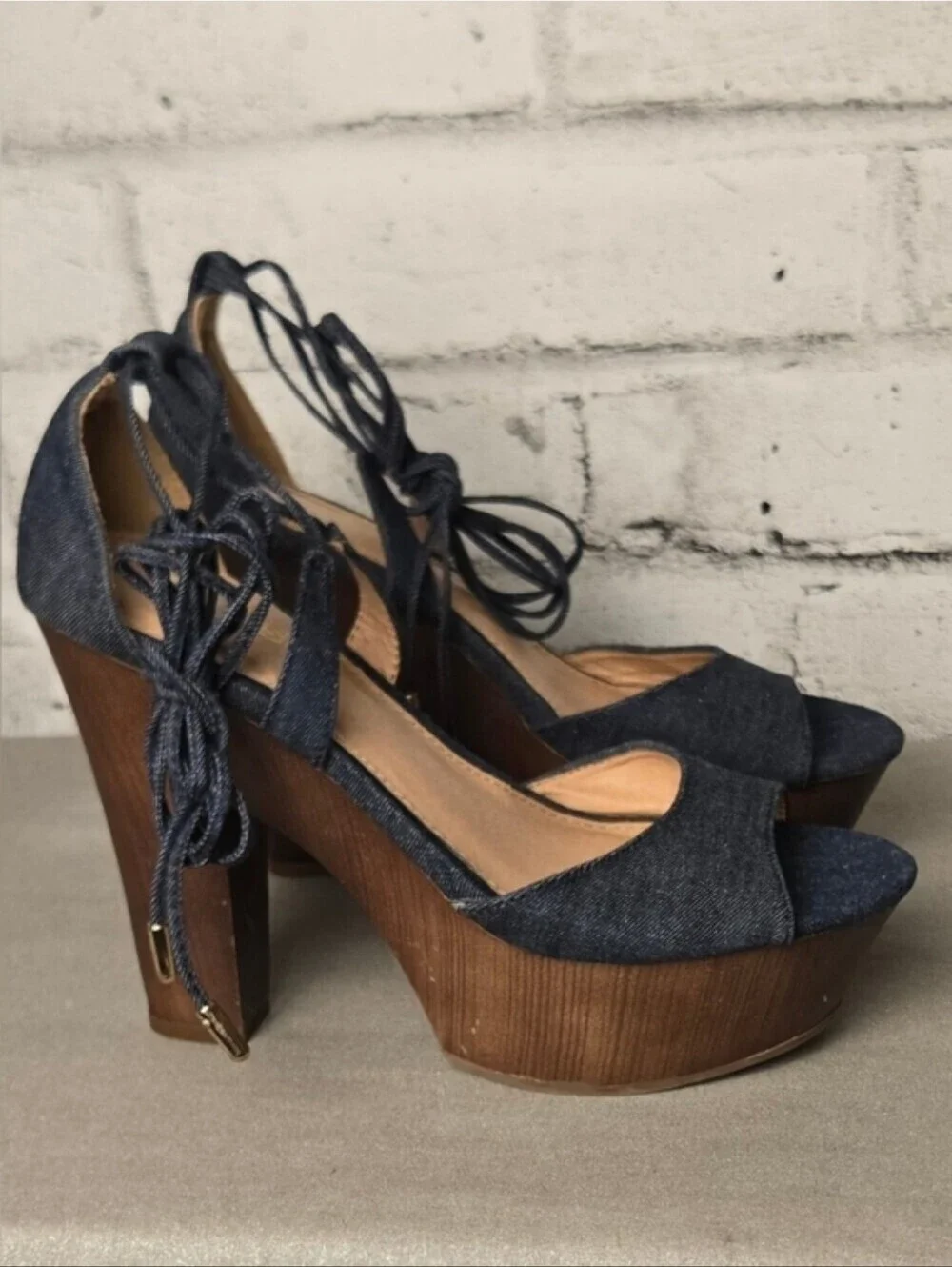 Brash lace up