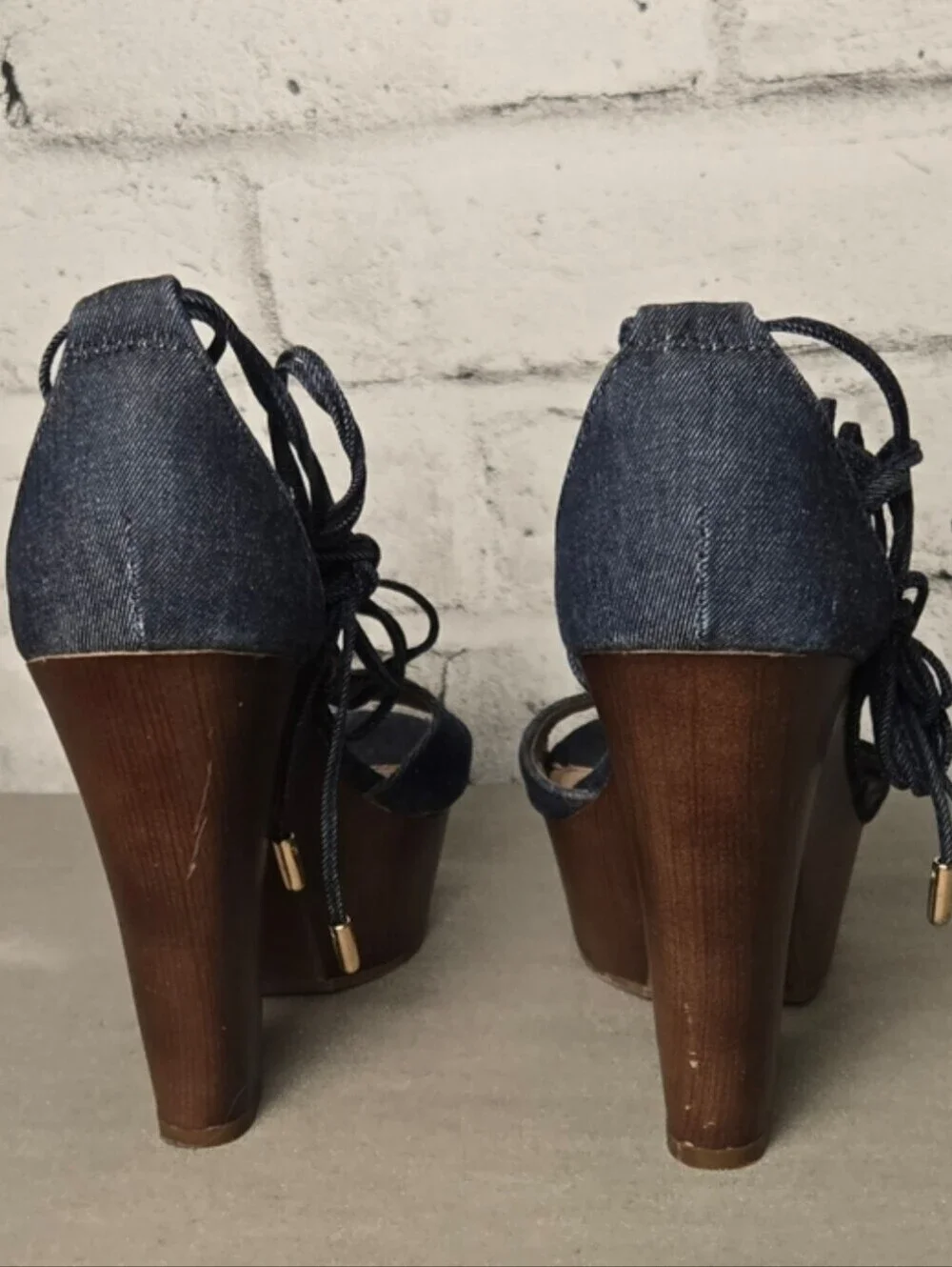 Brash lace up