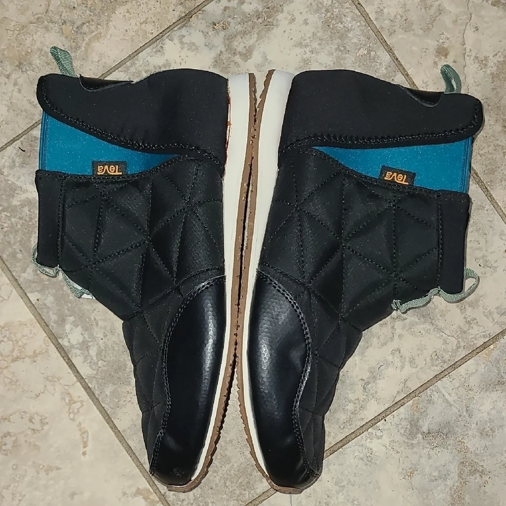 Teva sleek black