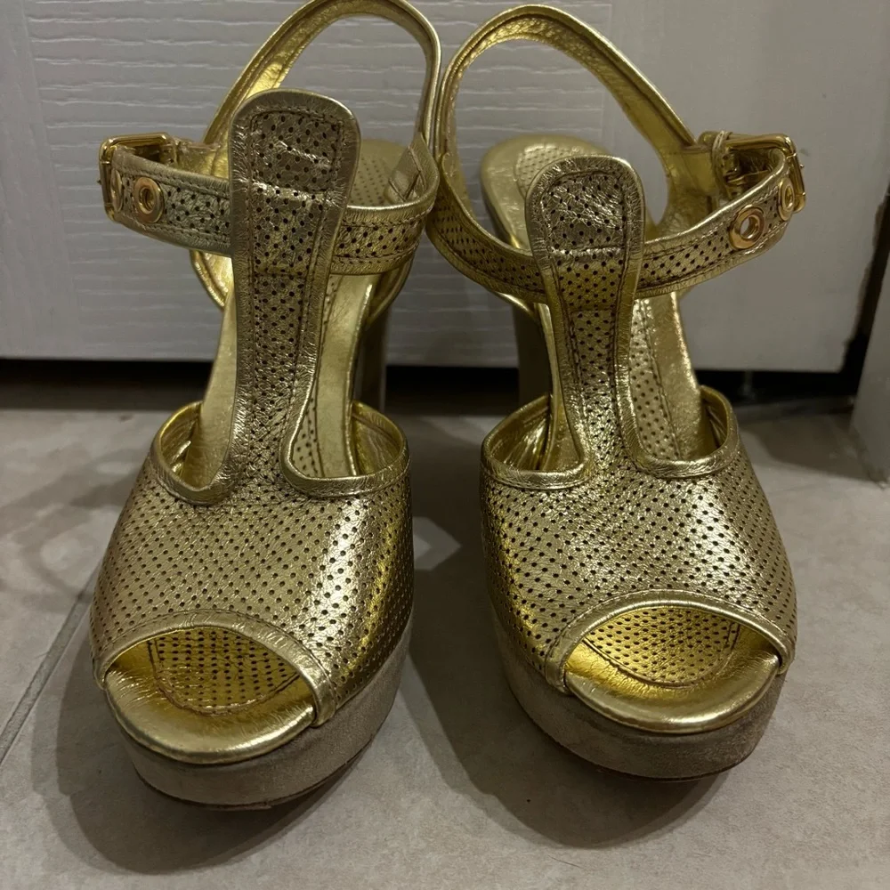 Goldenbleu step out