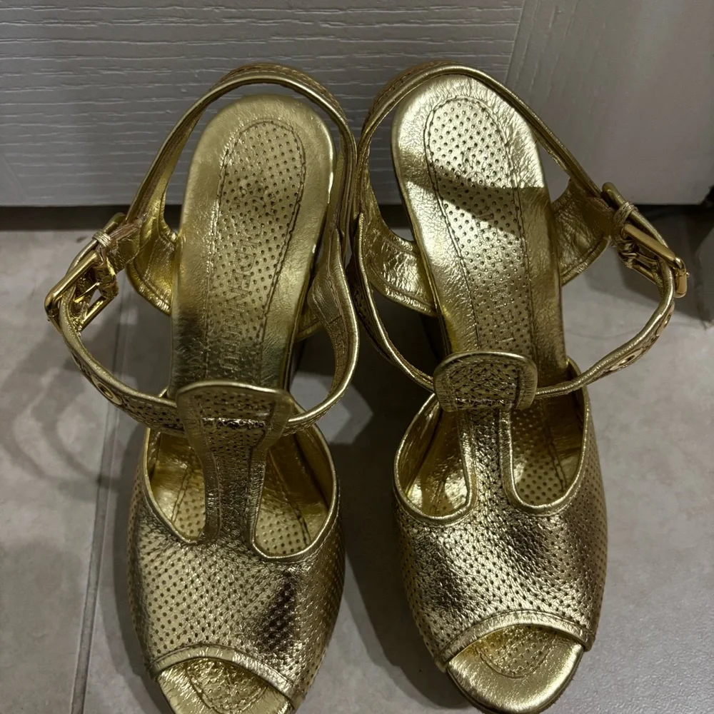Goldenbleu step out