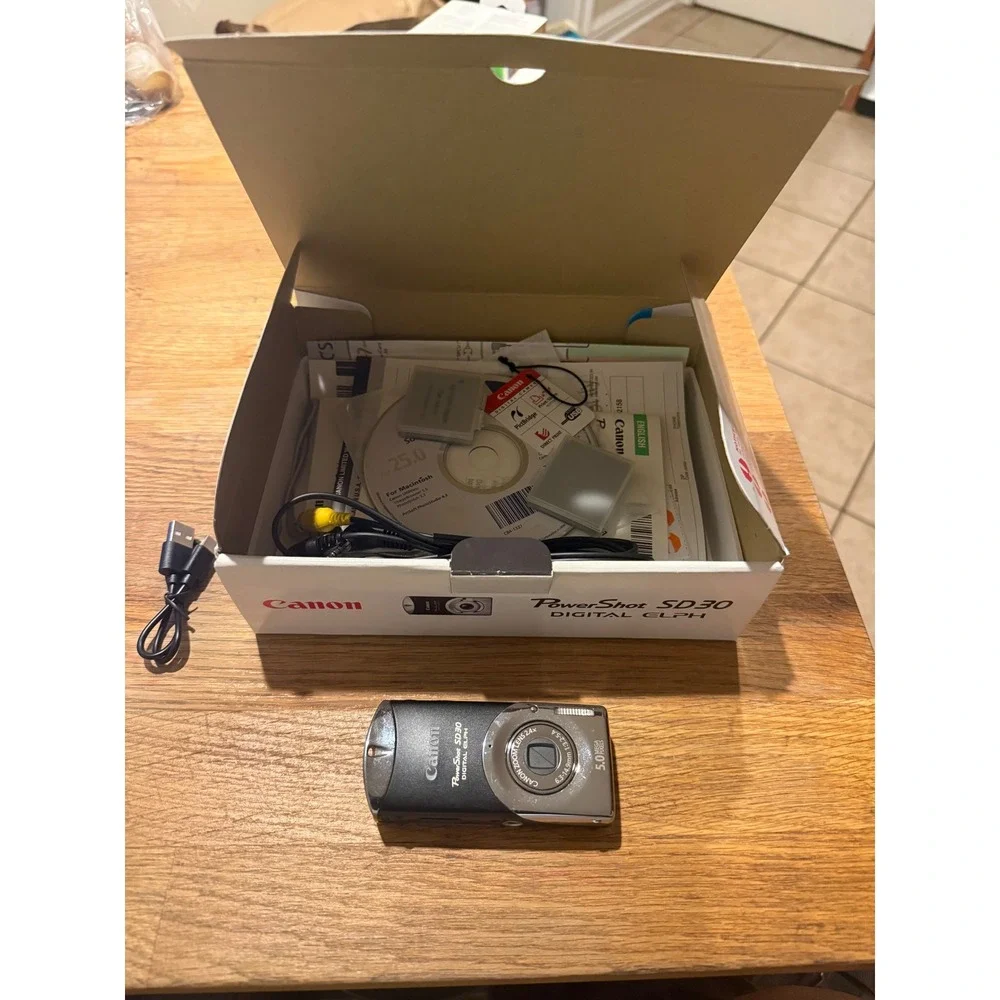 Canon PowerShot SD30 Digital ELPH Black Camera Bundle 3‎ Batteries Charger Box