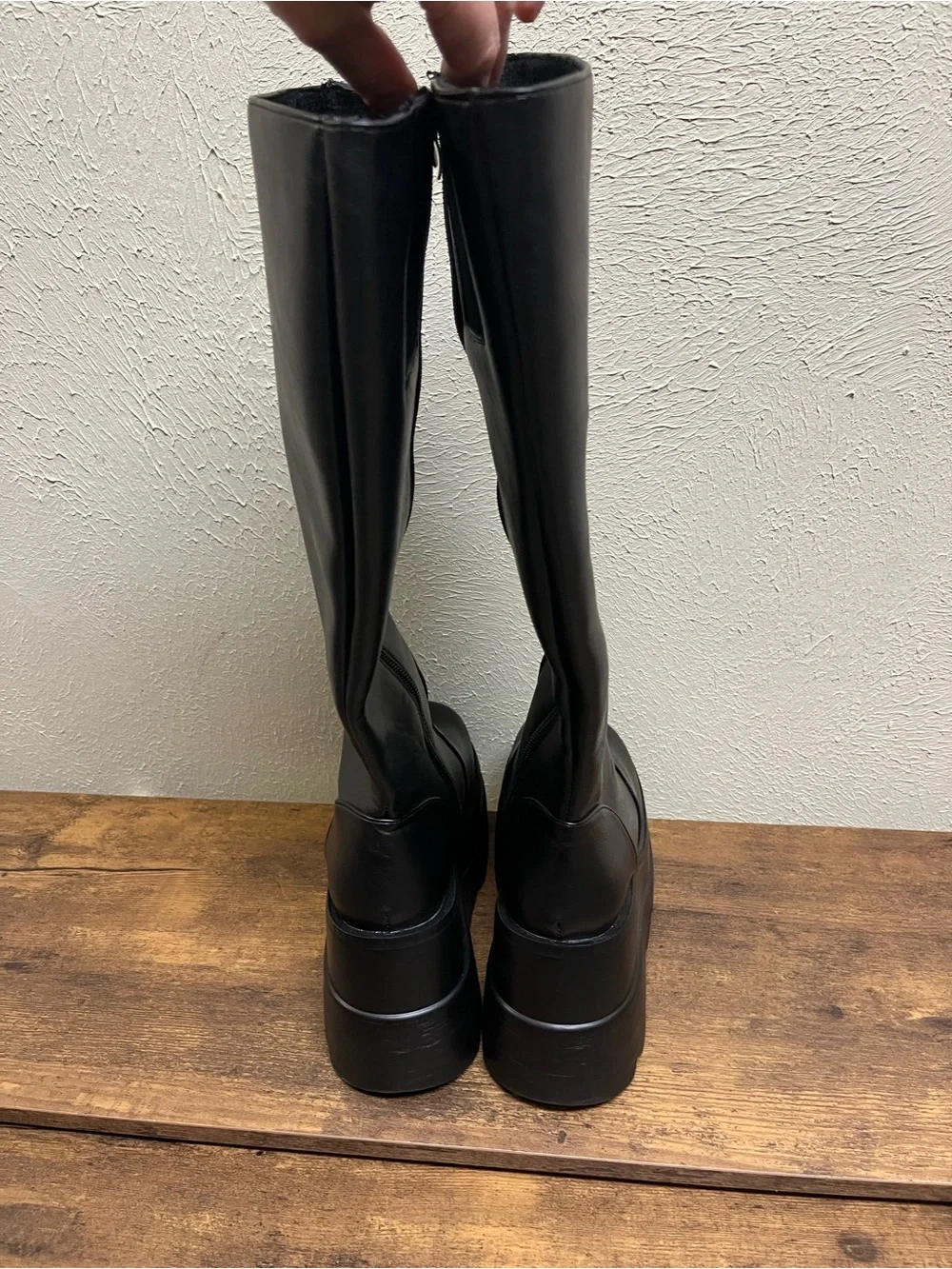 N/A black platform