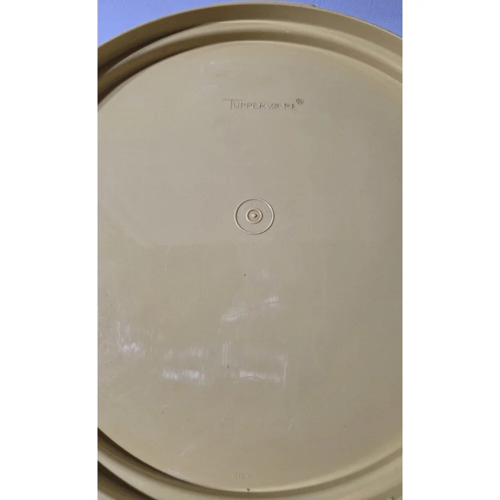 Tupperware vntg cake