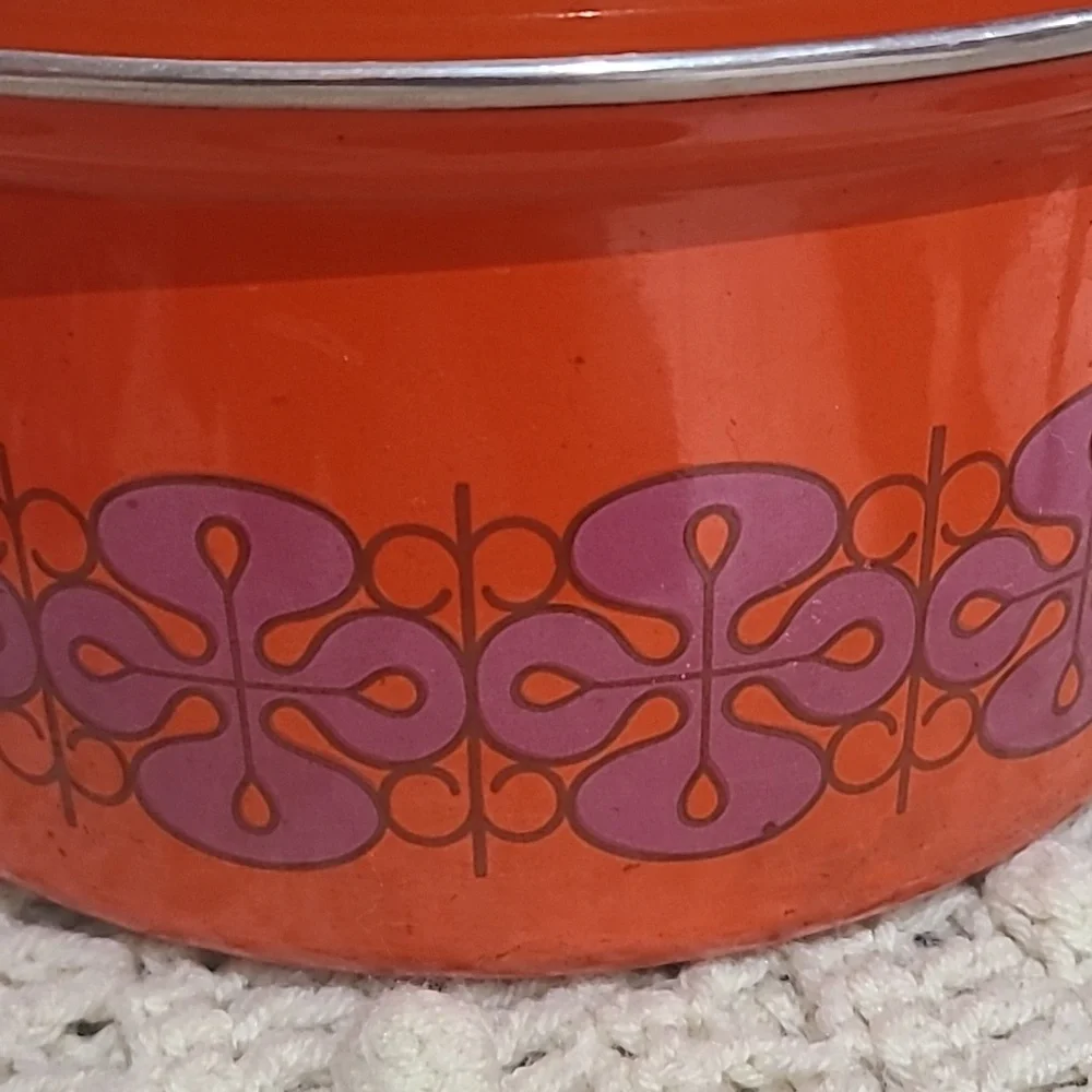 Vintage porcelain enameled Gourmet cookware Dutch oven with lid.
