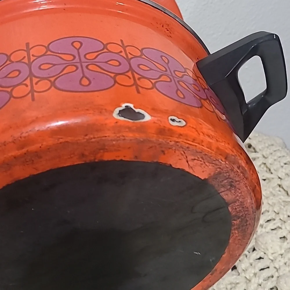 Vintage porcelain enameled Gourmet cookware Dutch oven with lid.