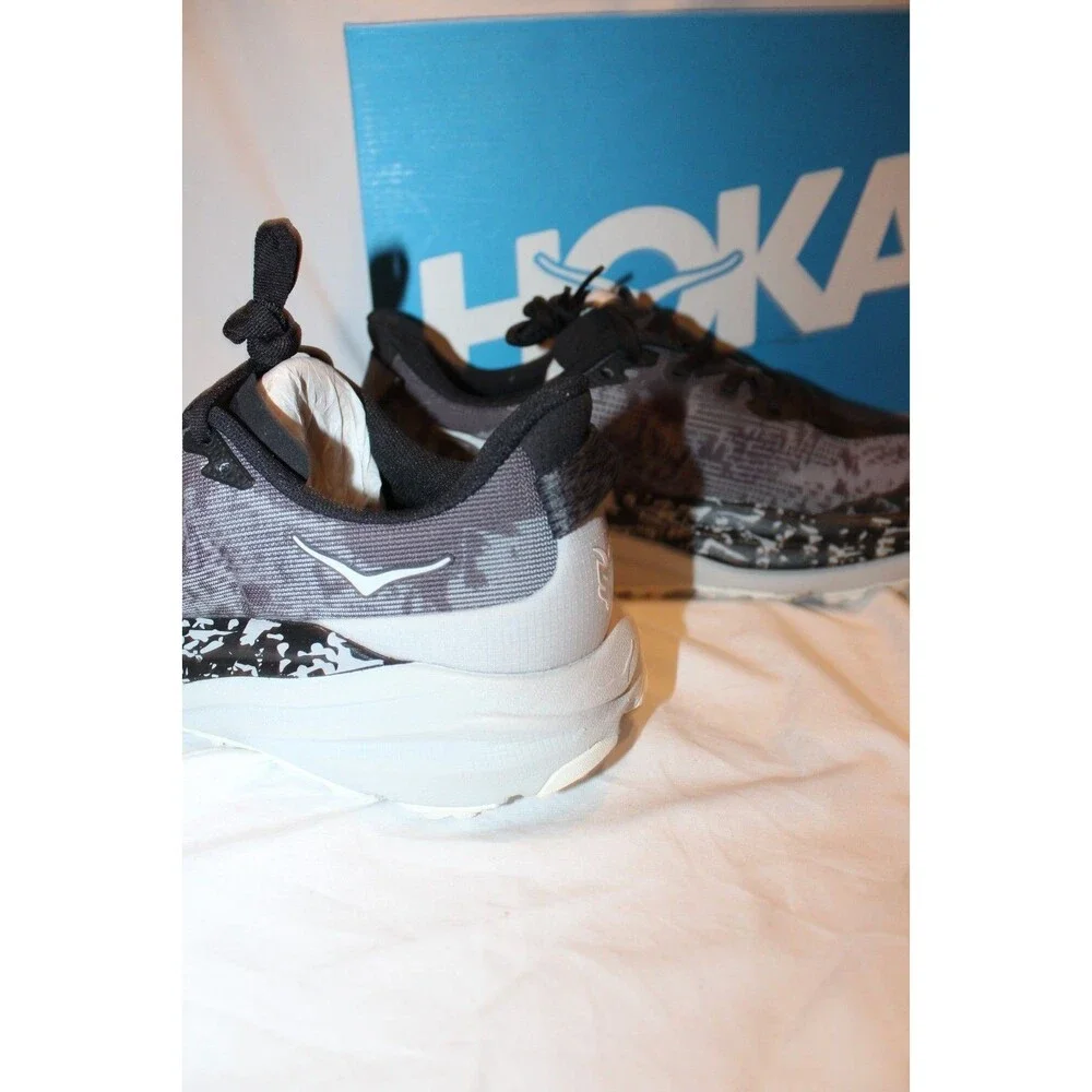 Hoka One One grab everyone