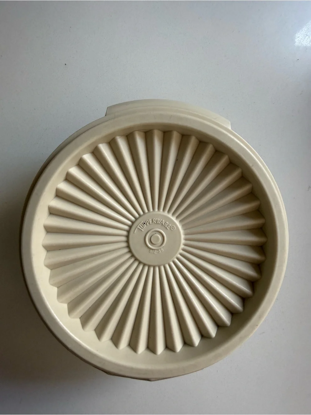 Vintage Tupperware Servalier 10 oz Bowl #1323-5 Cream w Lid