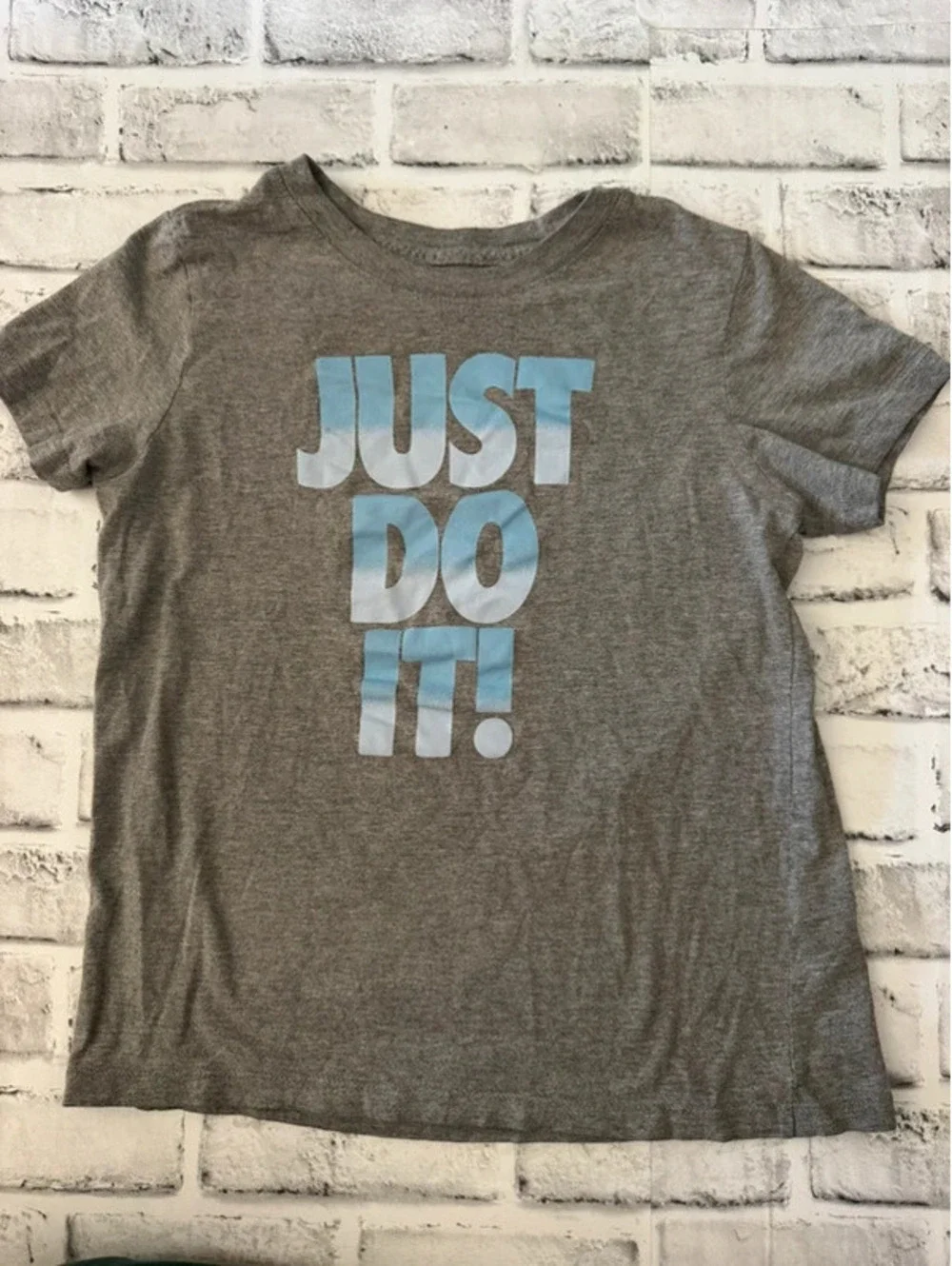 Boy’s Nike gray short sleeve t-shirt size Medium