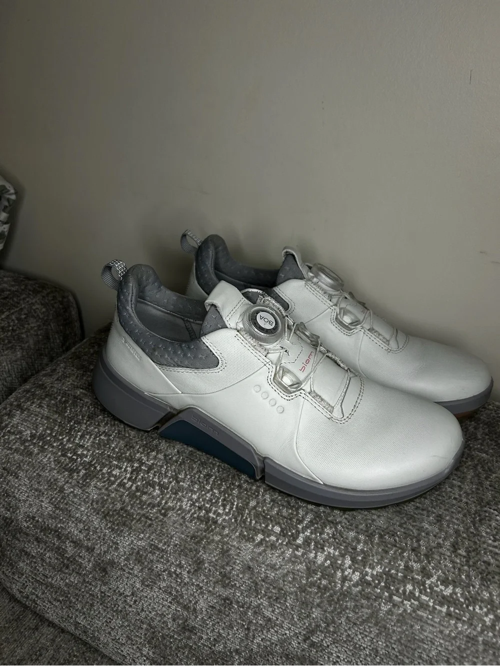 Ecco Women’s White and Gray Dial-Lace Casual Sneakers
