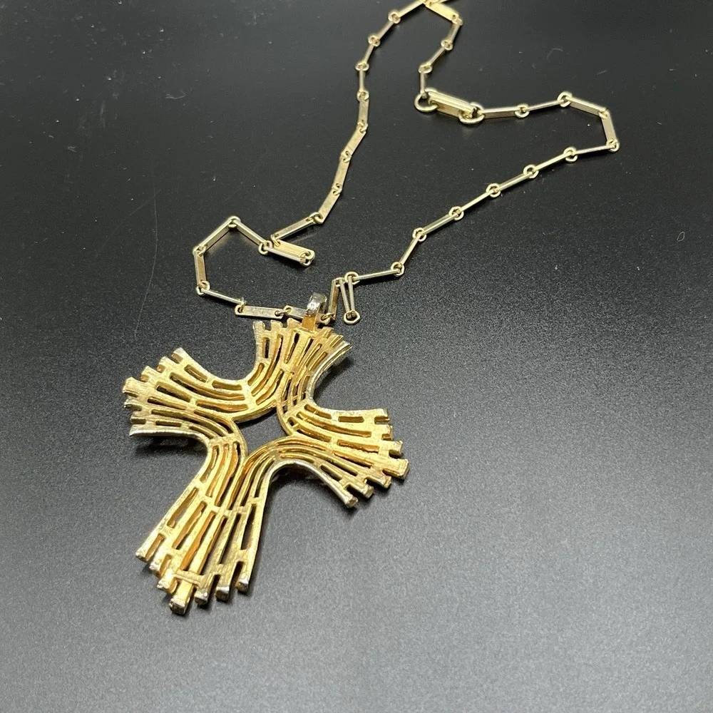 Vintage 60s Gold Tone & White Enamel Chunky Brutalist Cross Pendant Necklace 18