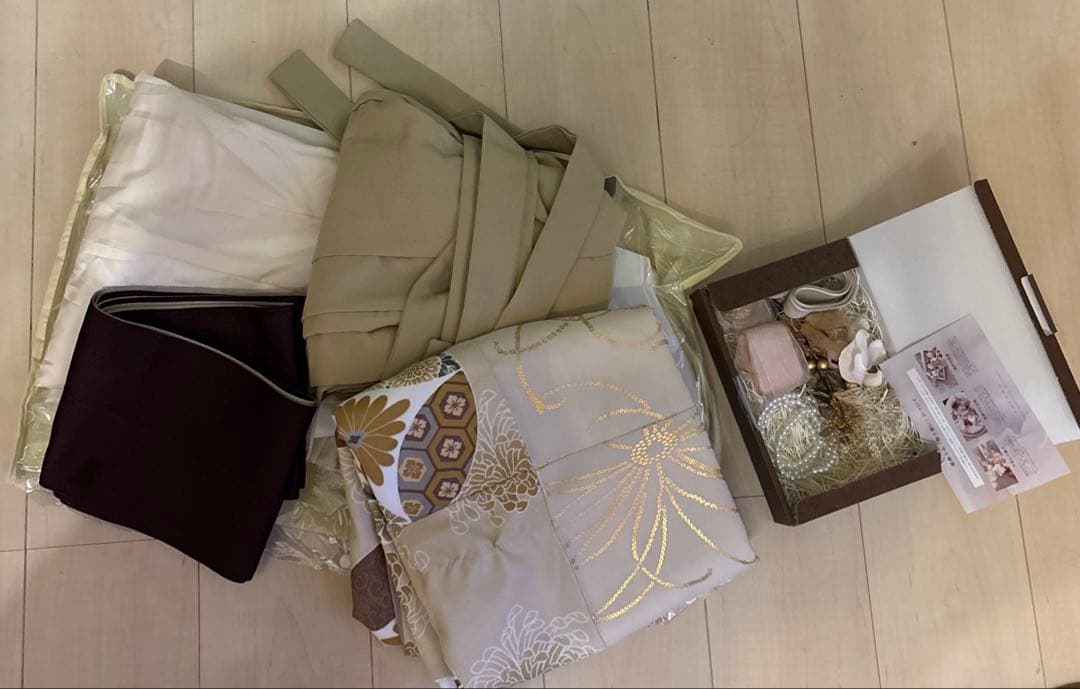 Graduation Ceremony: utatane Two-Piece Sleeve Kimono, Hakama (91cm length) Set & Hair Accessories with Bonus